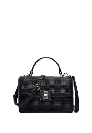 Bolso de cuero negro texturizado con asa superior, correa de hombro ajustable y cierre giratorio rectangular en tono plateado.