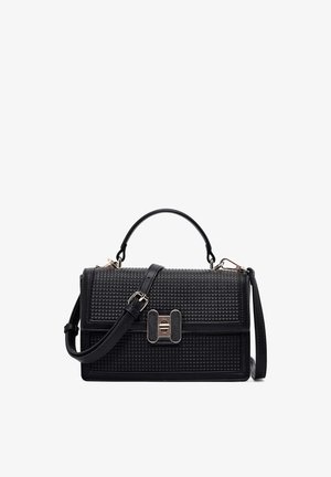 Zwarte leren handtas met textuur, een handvat aan de bovenkant, verstelbare schouderriem en zilverkleurige rechthoekige draai-sluiting.