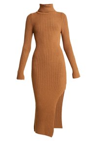 Robe col roulé côtelée en marron chaud, à manches longues, avec une fente sur le côté pour faciliter le mouvement et une silhouette ajustée.