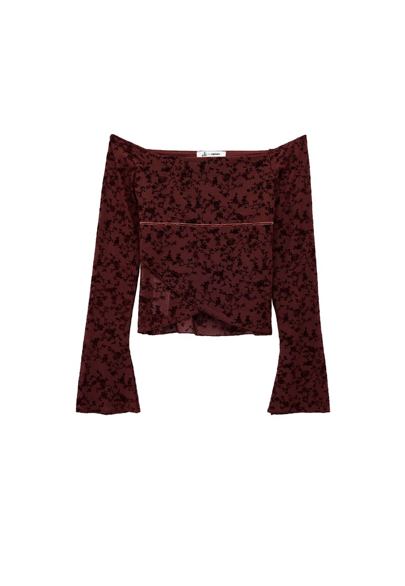 Bordowy top bez ramiączek z długimi rozszerzanymi rękawami, z czarnym wzorem kwiatowym i miękkim, teksturowanym materiałem.