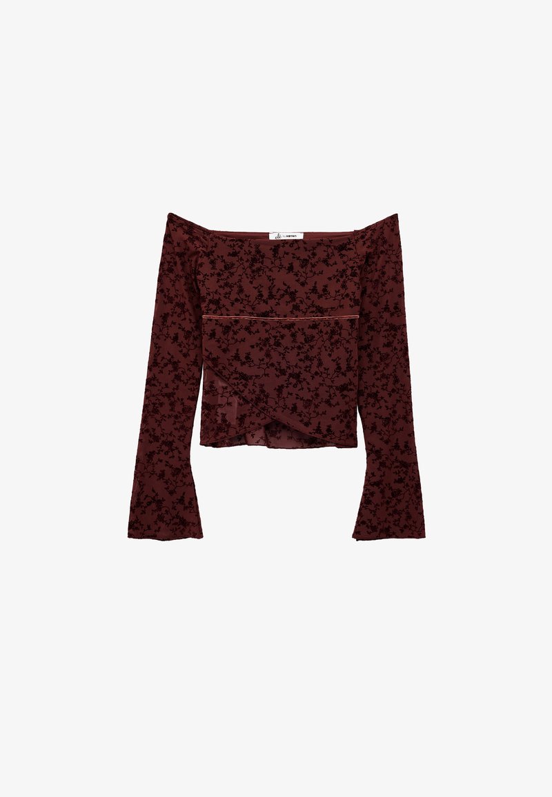 Bordowy top bez ramiączek z długimi rozszerzanymi rękawami, z czarnym wzorem kwiatowym i miękkim, teksturowanym materiałem.