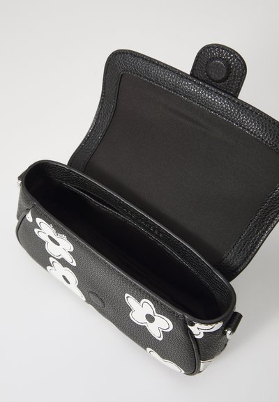 Borsa in pelle nera con design floreale bianco, caratterizzata da una chiusura a pattina e un ampio interno foderato in tessuto nero.