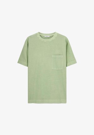 Korte mouw, lichtgroene t-shirt gemaakt van zachte stof, met een borstzakje, ronde halslijn en rechte zoom met zichtbare stiksels.