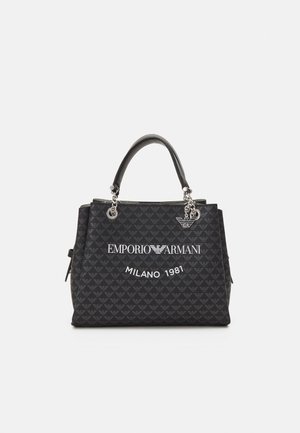 Bolso de mano negro Emporio Armani con patrón de logotipo repetido, asas de cadena plateada y texto blanco "EMPORIO ARMANI MILANO 1981" en la parte frontal.