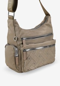 Bolso de mano beige con múltiples bolsillos con cremallera. Presenta un diseño acolchado con patrones de corazones, material de nailon y una correa ajustable.