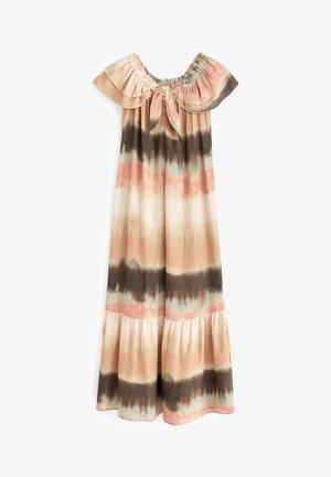Robe maxi épaules dénudées avec un col à volants et un lien, présentant des rayures tie-dye horizontales dans des nuances de beige, marron et rose, coupe ample.