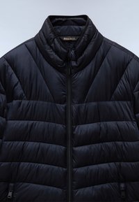 Černá péřová bunda s vysokým límcem, diagonálním prošíváním, předním zipem a hladkou texturou. Lehká s minimem detailů.