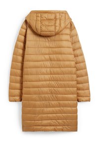 Abrigo acolchado con capucha en color beige con una textura lisa y brillante. Presenta costuras horizontales y una longitud hasta mitad del muslo para brindar calor y cobertura.