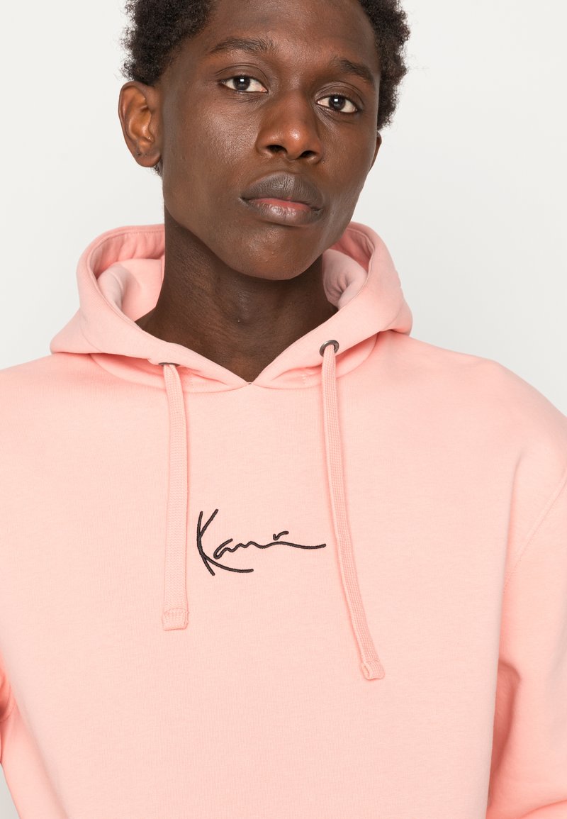 Damen Sweatshirts | Karl Kani SMALL SIGNATURE HOODIE UNISEX Kapuzenpullover light rose/rosa - EM07796 Damen Sweatshirts | Karl Kani SMALL SIGNATURE HOODIE UNISEX Kapuzenpullover light rose/rosa - EM07796