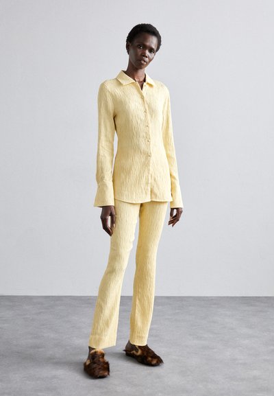 Holzweiler KIND PLEAT TROUSERS - Παντελόνι - light yellow