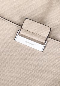 Gerry Weber BE DIFFERENT  - Axelremsväska - bleached sand