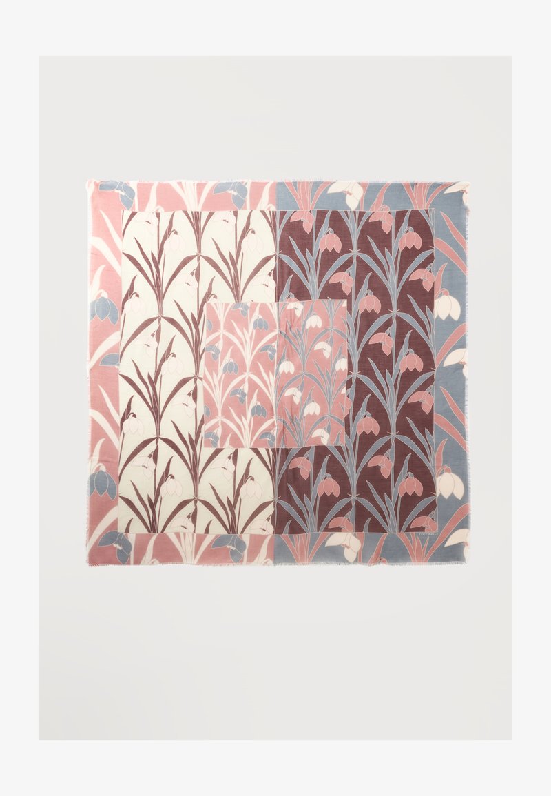 Foulard carré avec un motif floral dans des sections roses, blanches, bleues et brunes disposées en patchwork.