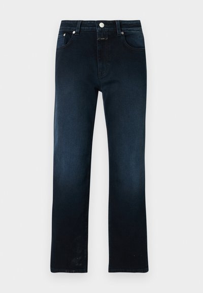Jean droit pour hommes de couleur bleu marine avec poches avant et arrière, fermeture par boutons et passants pour ceinture sur fond blanc.