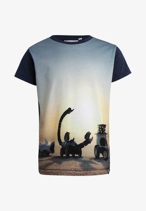 T-shirt in cotone con un design a gradiente che presenta creature robotiche. Maniche corte, collo rotondo, prevalentemente blu con accenti neri.