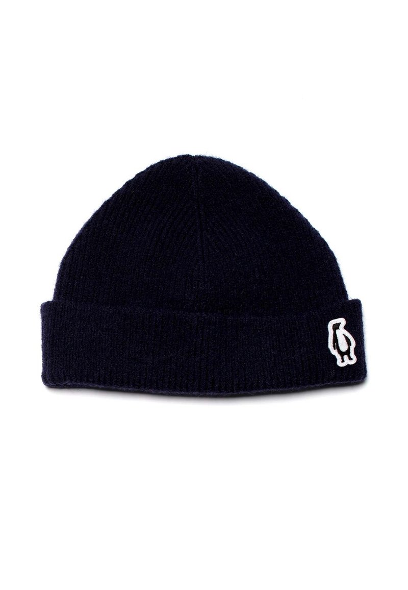 Beanie in maglia a coste blu navy con risvolto; presenta un accento con logo di pinguino bianco sul lato. Texture morbida e forma aderente.