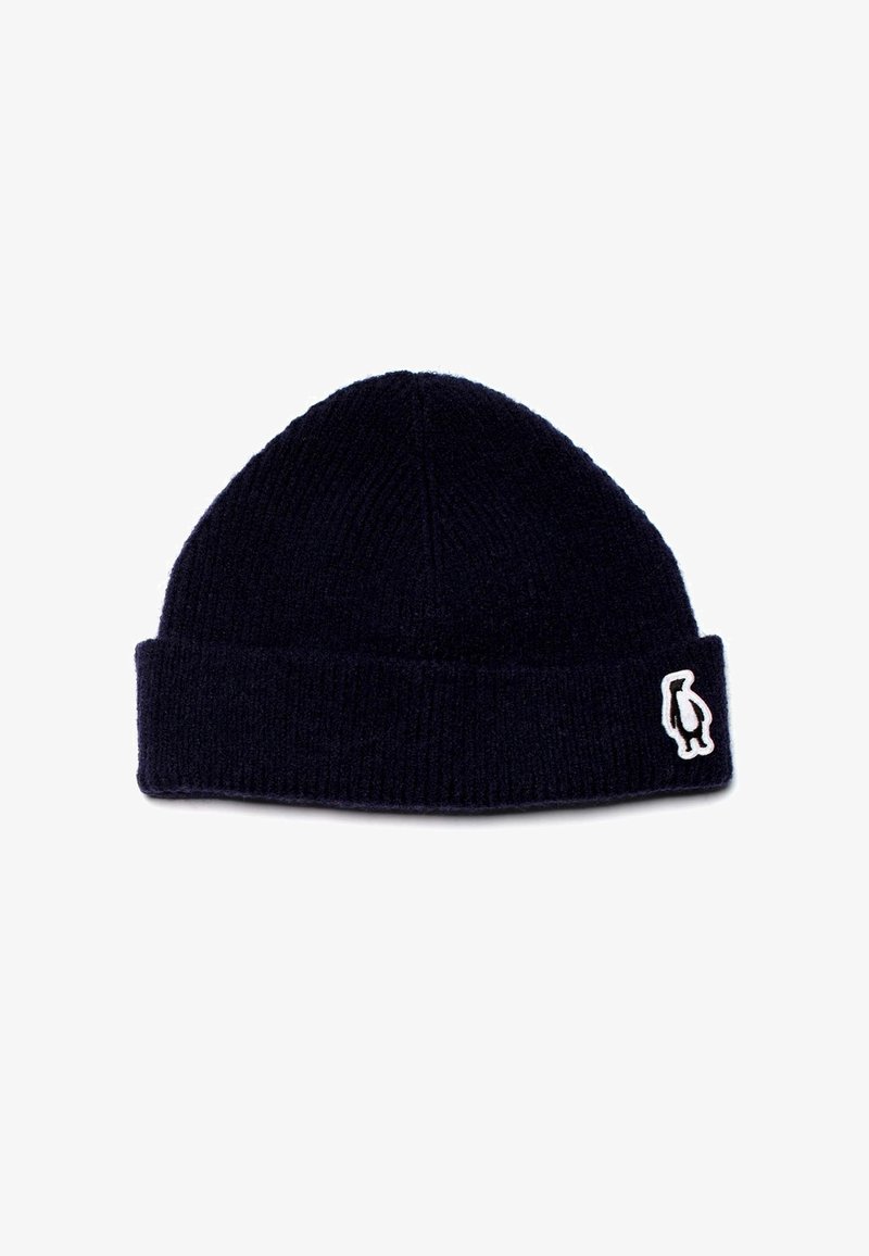 Beanie in maglia a coste blu navy con risvolto; presenta un accento con logo di pinguino bianco sul lato. Texture morbida e forma aderente.