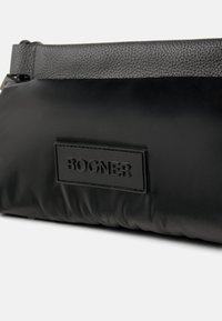 Borsa nera a pochette con parte superiore in pelle testurizzata, finitura opaca liscia e logo del marchio impresso. Presenta una chiusura con zip e un design compatto.
