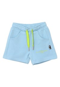 Shorts azzurri chiari in cotone morbido con una fascia in vita elastica, lacci neon verdi, due tasche laterali e una toppa con logo.