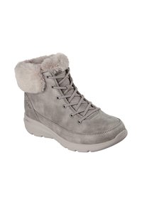 Bota de ante gris con cuello de piel sintética, punta redonda, cordones delanteros, suela acolchada y detalle sutil de logo en el costado.