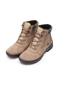Een paar beige suède winterlaarzen met veters, ritsen aan de zijkanten en een donkere, zachte voering, geïsoleerd op een witte achtergrond.