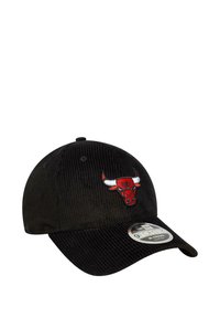 Cappellino da baseball in corduroy nero con logo di un toro ricamato in rosso e bianco sul fronte. Include una visiera curva e una cinghia in tessuto.