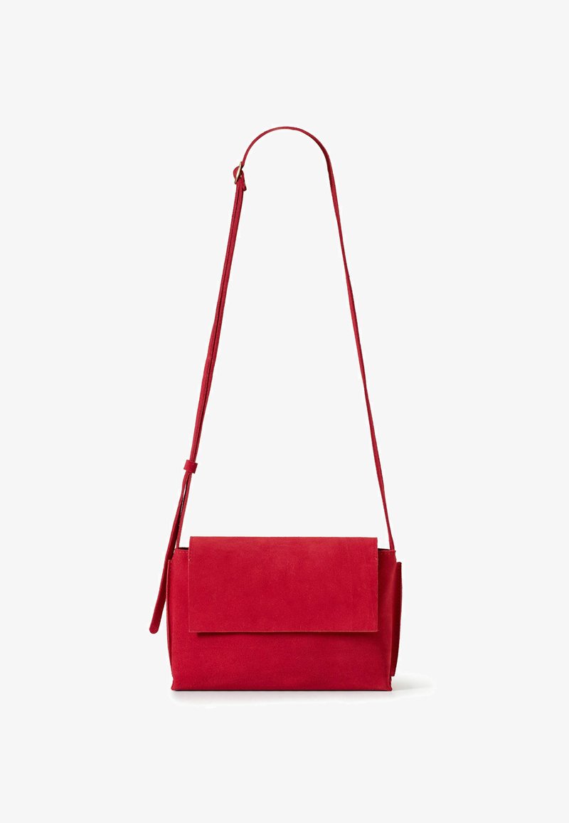 Rode rechthoekige suède crossbodytas met verstelbare riem en klep aan de voorkant tegen een witte achtergrond.