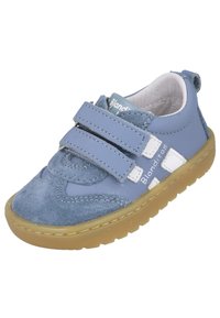 Zapato para niño pequeño en cuero y gamuza azul con doble tira de Velcro, suela de goma, punta redonda y detalles en blanco. Forro interior suave.