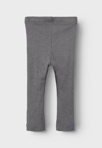 Grå, rillede leggings med elastisk talje, som har et enkelt design og en slim fit. Ingen yderligere mønstre eller accenter synlige.