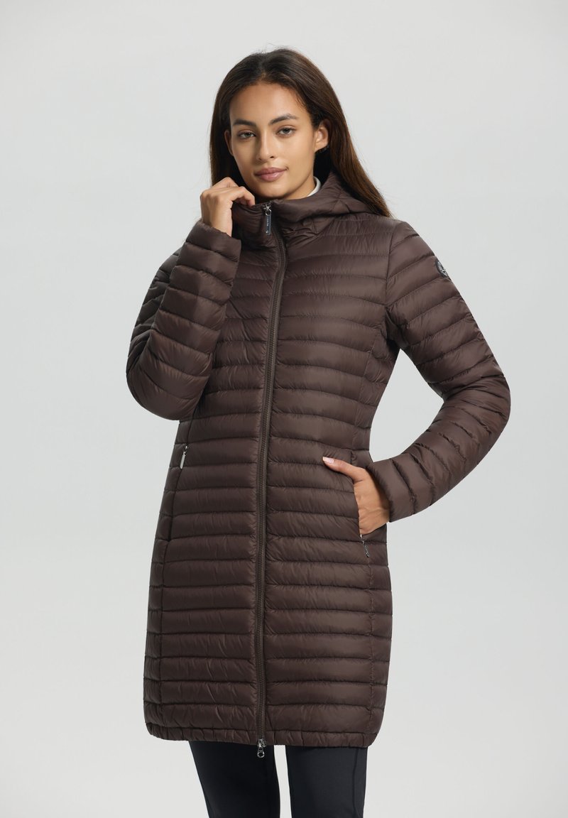 Braune Pufferjacke mit horizontalen Nähten, Stehkragen und Reißverschluss vorne. Verfügt über seitliche Taschen und eine glatte, glänzende Oberfläche.