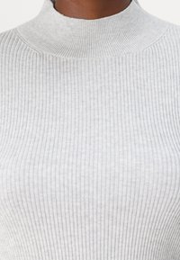 Repeat Sweter