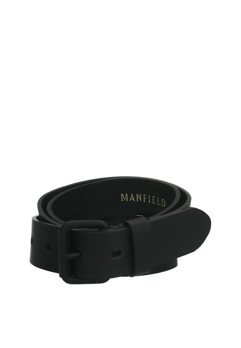 Ceinture en cuir noir avec une finition lisse, dotée d'une boucle en métal simple et de plusieurs trous pour l'ajustement de la taille. Nom de la marque gravé à l'intérieur.