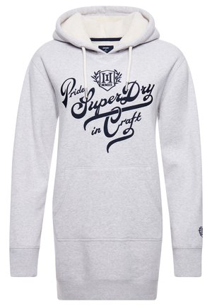 Jasnoszara sukienka-bluza z kapturem, kieszenią z przodu, białymi sznurkami, polarem od środka oraz granatowym logo w stylu pisma z napisem „Pride SuperDry in Craft.”