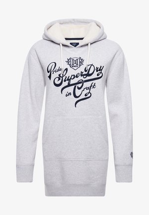 Jasnoszara sukienka-bluza z kapturem, kieszenią z przodu, białymi sznurkami, polarem od środka oraz granatowym logo w stylu pisma z napisem „Pride SuperDry in Craft.”