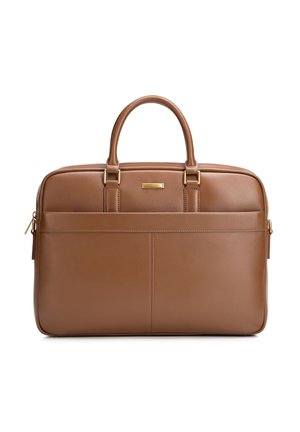 Hnědá kožená aktovka s dvojitými rukojeťmi, přední vnější kapsou, zlatým zipem a obdélníkovou zlatou značkovou deskou na hladkém povrchu.