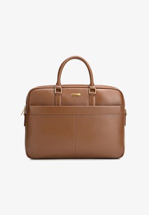 Brązowa skórzana aktówka z dwoma uchwytami, przednią kieszenią zewnętrzną, złotym zamkiem błyskawicznym i prostokątną złotą tabliczką z logo na gładkiej powierzchni.