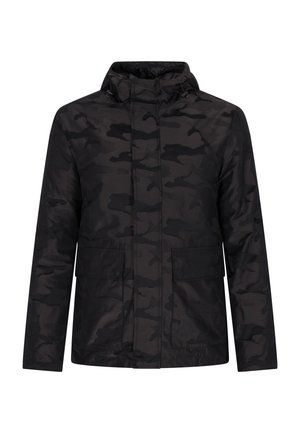 Sort camouflagejakke med hætte, der har lynlås foran, to store forlommer og et glat, vandafvisende stof.
