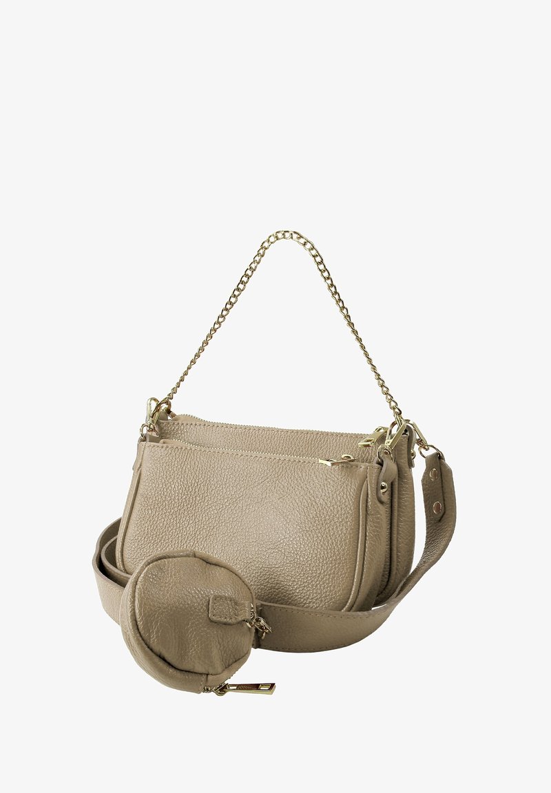 Beige leren handtas met een geprofileerde afwerking, verstelbare schouderriem, goudkleurige hardware en een kleine afneembare tas.