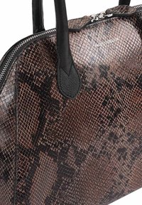 Bruine en zwarte handtas met slangenhuidpatroon, voorzien van zwarte handvatten en een zilveren rits, gemerkt met het "Paul Costelloe" logo.