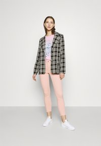 ONLY ONLBLUSH ANKRAW - Calças de ganga de corte skinny - misty rose
