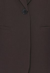 Blazer marron foncé avec col cranté, un bouton noir simple fermé et deux poches passepoilées horizontales sur les côtés avant.