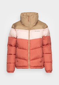 Vadderad jacka i en färgblockdesign med beige, ljusrosa och korall. Dragkedja fram och hög krage för extra värme.