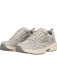 Helle graue Sportschuhe aus Mesh- und Synthetikmaterial, mit Schnürdesign, gepolsterter Sohle und strukturierten Akzenten an den Seiten.