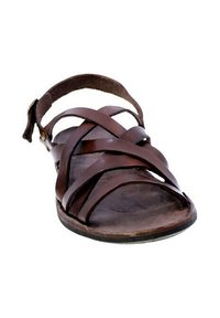 Sandal in pelle marrone con molte cinghie incrociate, una cinghia regolabile alla caviglia e una suola testurizzata per una migliore aderenza.