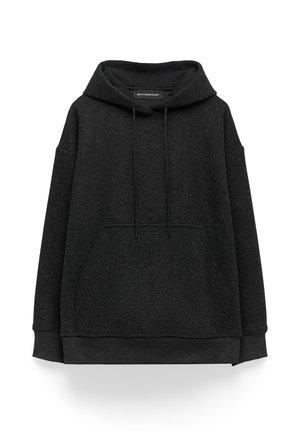 Czarna bluza z kapturem, wykonana z teksturowanej tkaniny, z przednią kieszenią, kapturem ze sznurkiem oraz ściągaczami przy mankietach i u dołu. Prosty, oversize'owy krój.