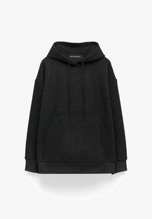 Czarna bluza z kapturem, wykonana z teksturowanej tkaniny, z przednią kieszenią, kapturem ze sznurkiem oraz ściągaczami przy mankietach i u dołu. Prosty, oversize'owy krój.