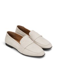 Witte suède loafer met een ronde neus, subtiele stiksels en een platte zool. Bevat een brede band over de wreef voor extra detail.