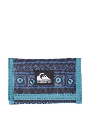 Cartera Quiksilver que presenta una tela azul oscuro con patrones geométricos en azul claro, ribete en verde azulado y un parche de logo negro en la parte frontal.