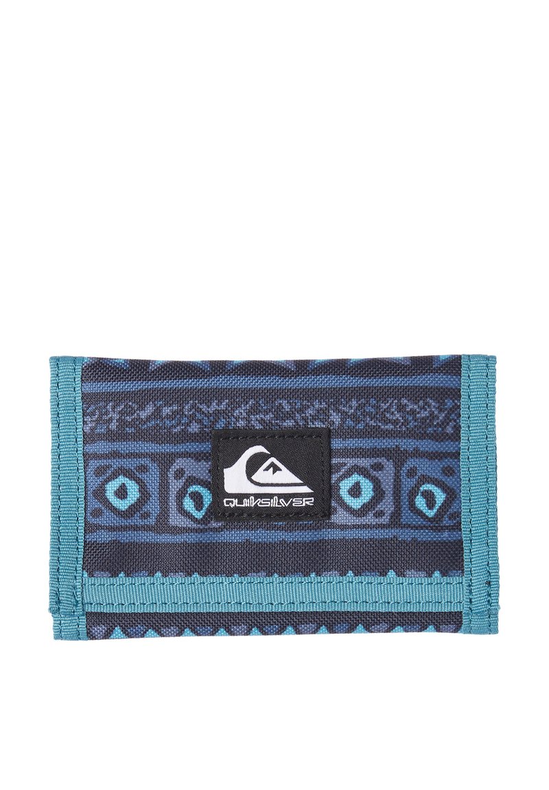 Cartera Quiksilver que presenta una tela azul oscuro con patrones geométricos en azul claro, ribete en verde azulado y un parche de logo negro en la parte frontal.