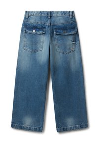 Jeans de mezclilla de pierna ancha azules con dos bolsillos traseros con solapa abotonados y un ligero desgaste en los muslos y dobladillos.