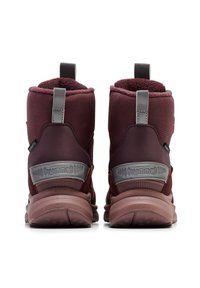 Bordeaux høj-topsneakers med en blød krave, grå accenter og struktureret sål, som har en pull-tab og branding på hælen.